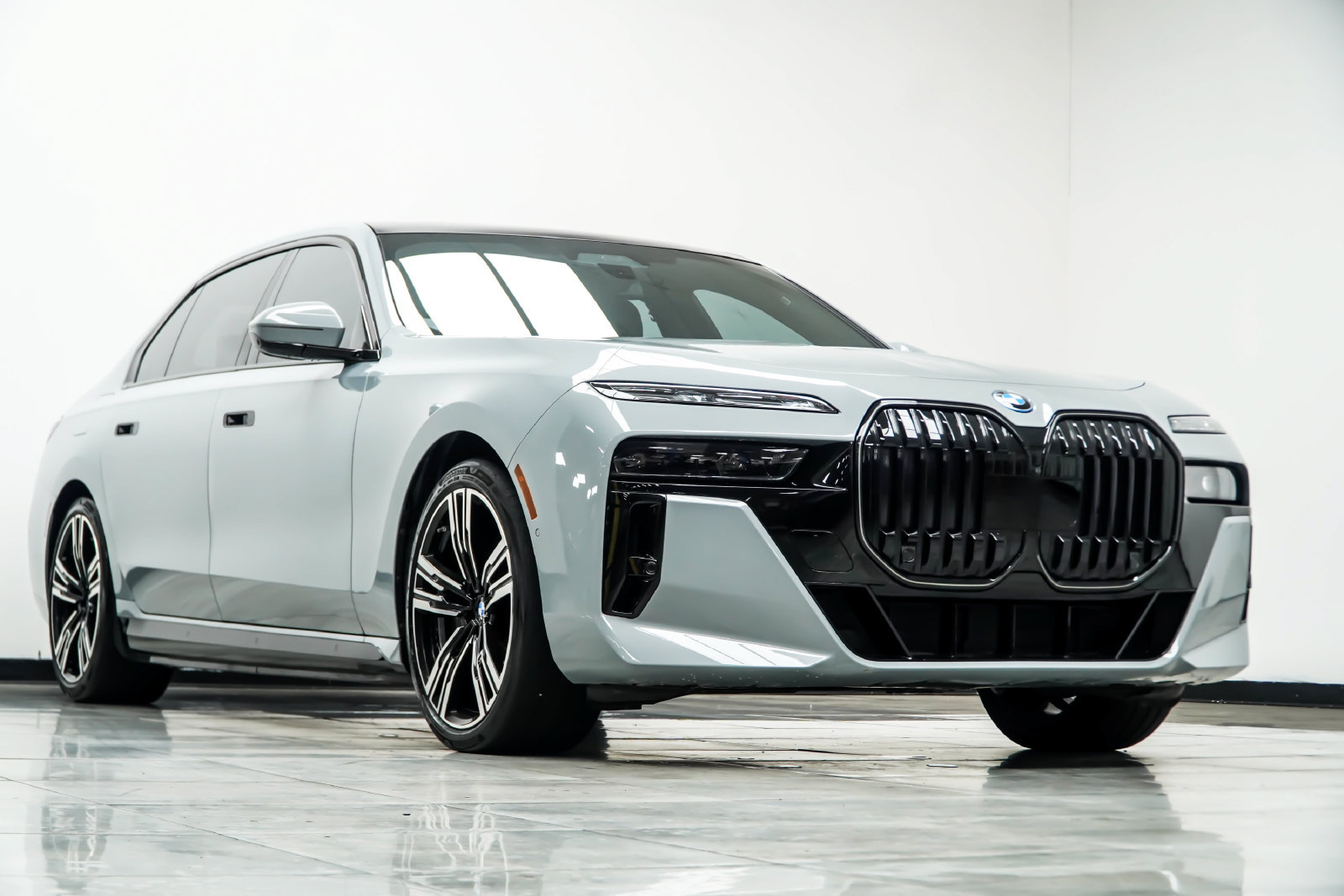 Used 2024 BMW i7 eDrive50 w/ M Sport Package RWD image 4