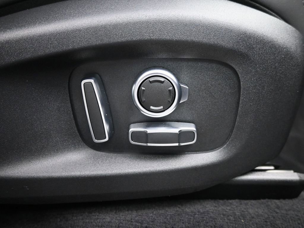 Certified 2025 Jaguar F-PACE R-Dynamic S image 12