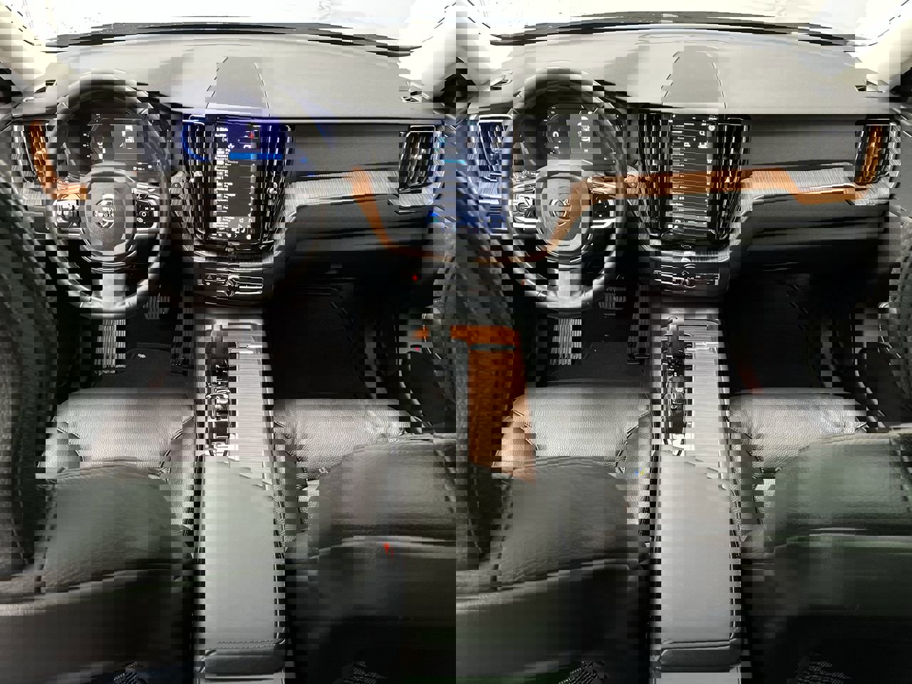 Used 2024 Volvo XC60 B5 Plus image 4