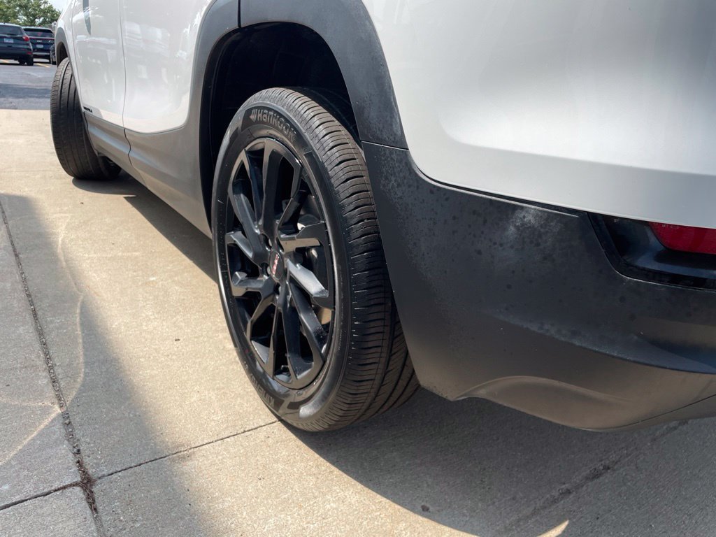 Used 2024 GMC Terrain SLE w/ Elevation Edition FWD image 17