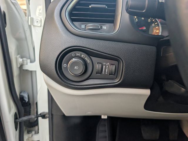 Used 2020 Jeep Renegade Limited w/ LED Lighting Group FWD image 11