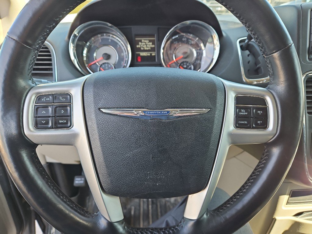 Used 2014 Chrysler Town & Country Touring-L w/ Driver Convenience Group image 10