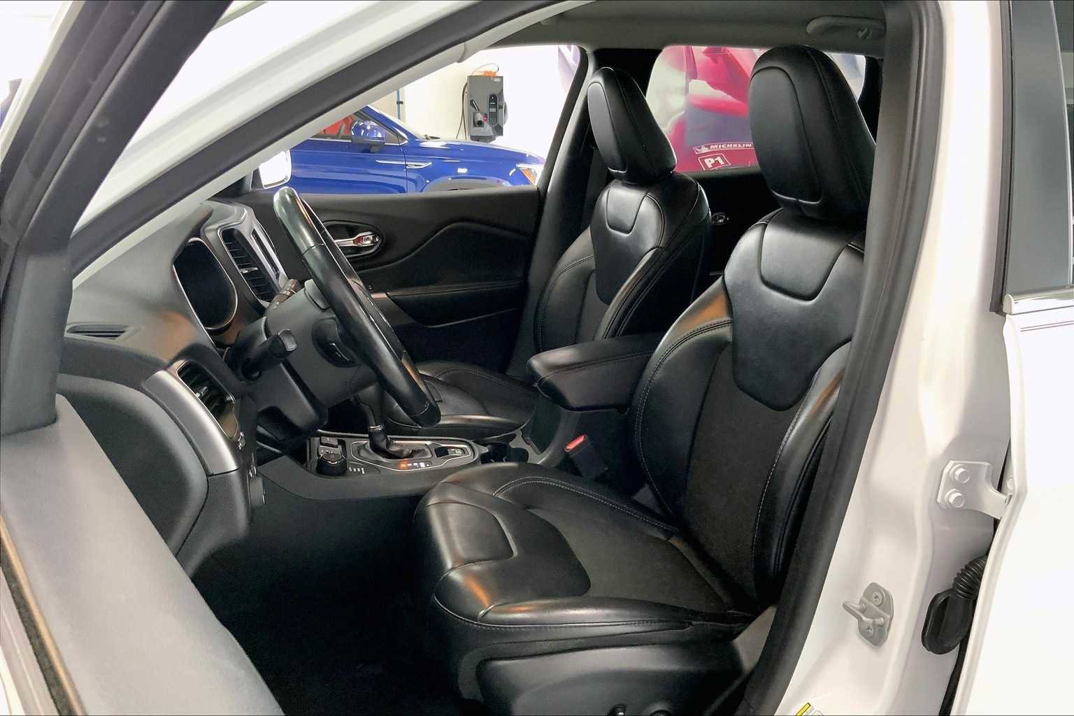 Used 2019 Jeep Cherokee Latitude Plus w/ Cold Weather Group image 10