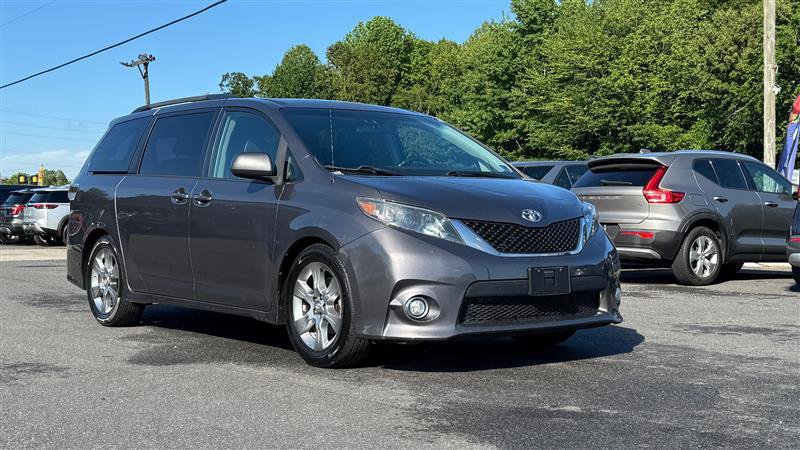 Used 2011 Toyota Sienna SE w/ Preferred Pkg FWD image 4