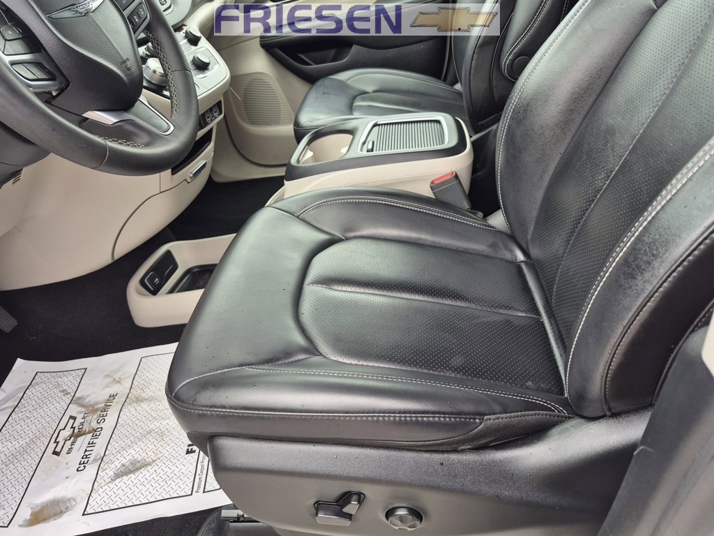 Used 2023 Chrysler Pacifica Touring-L image 13