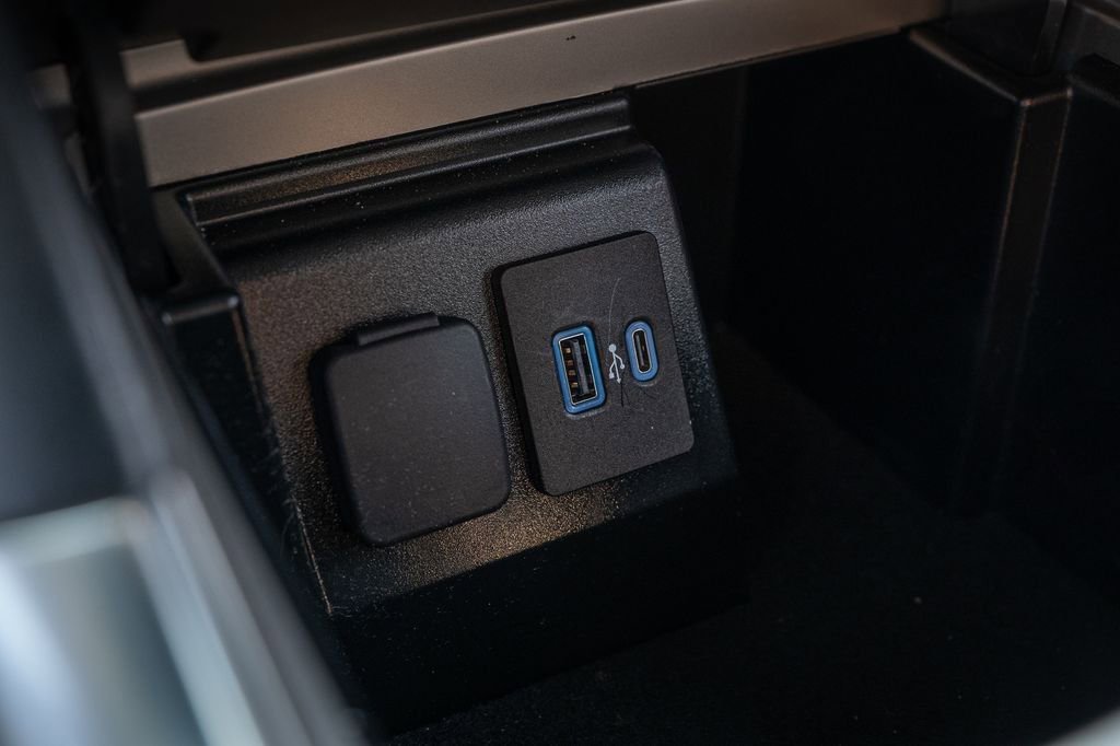 Used 2022 Ford Explorer XLT w/ Equipment Group 202A image 37