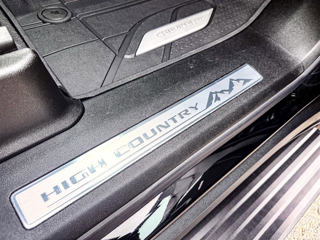 Used 2025 Chevrolet Suburban High Country AWD/4WD image 21
