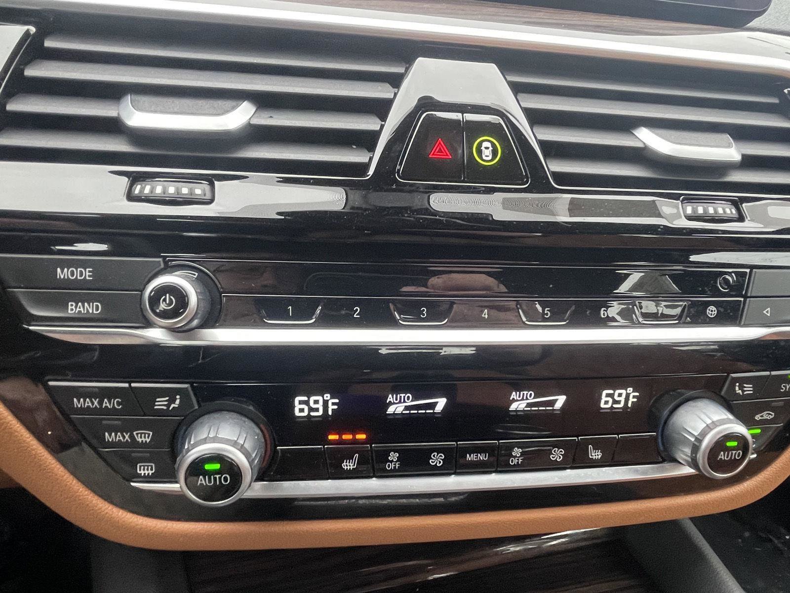 Used 2023 BMW 530e xDrive w/ Premium Package image 16