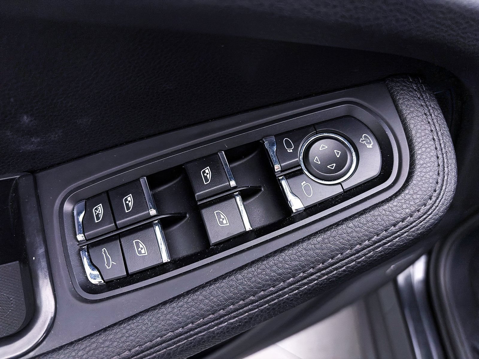 Used 2024 Porsche Macan AWD/4WD image 19