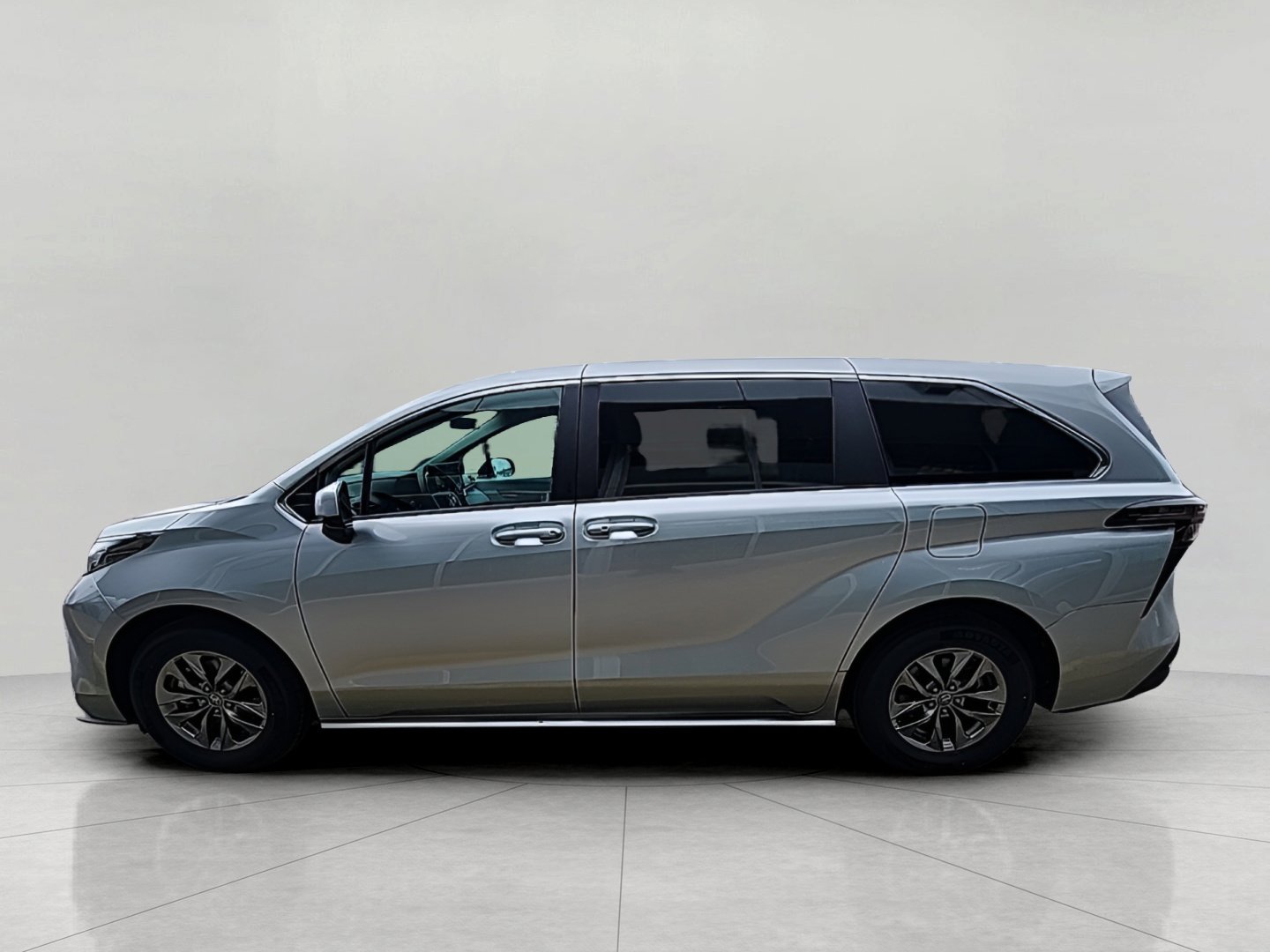 Used 2025 Toyota Sienna LE image 41