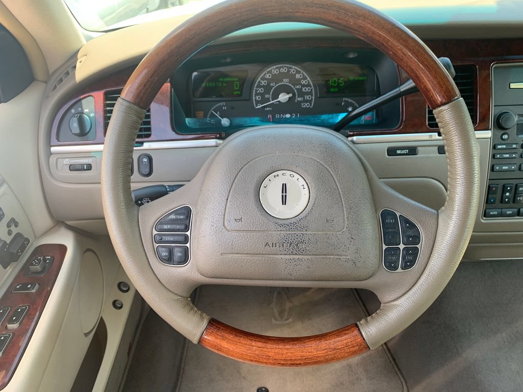 Used 2004 Lincoln Town Car Ultimate RWD image 10