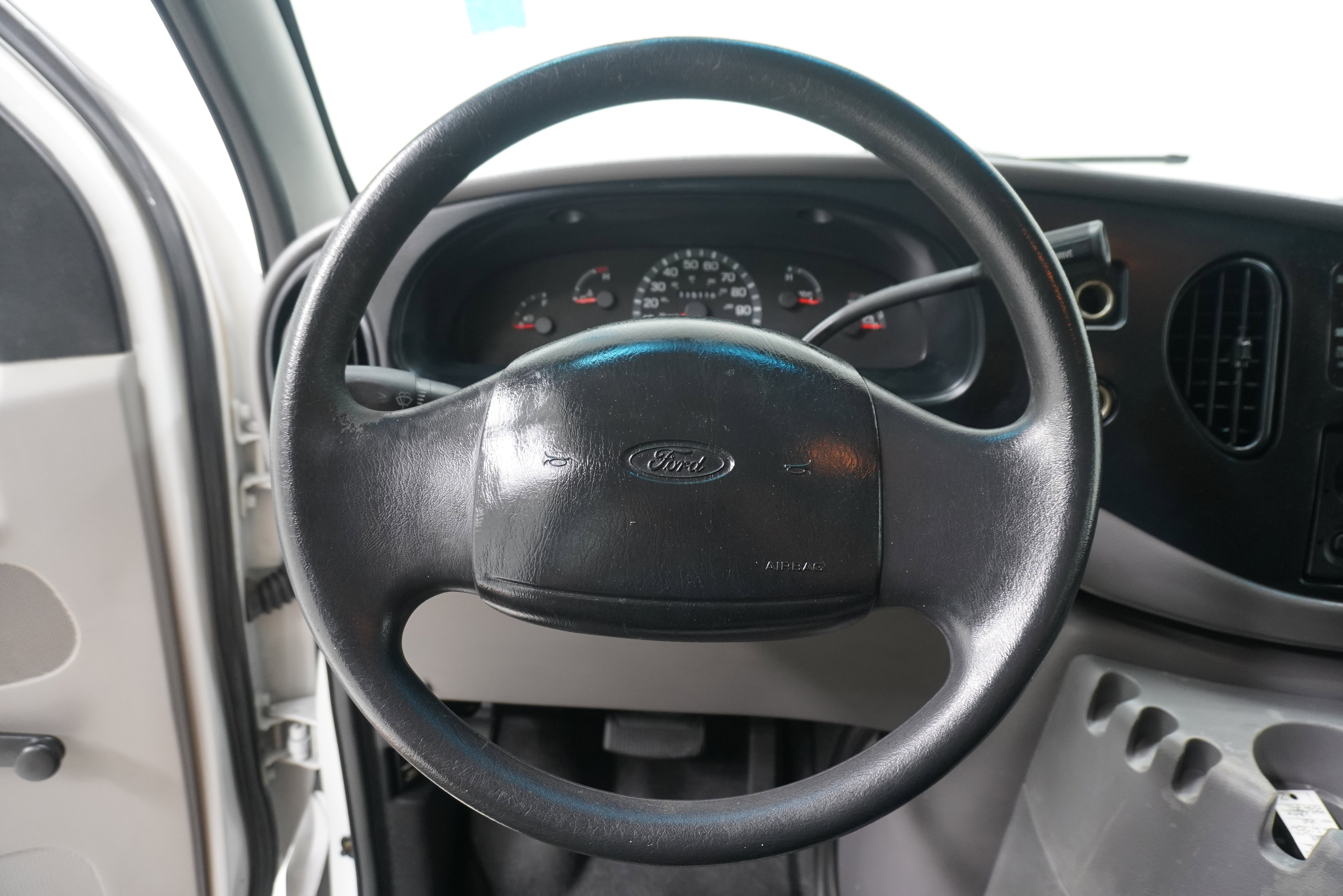 Used 2002 Ford E-350 and Econoline 350 XL image 13