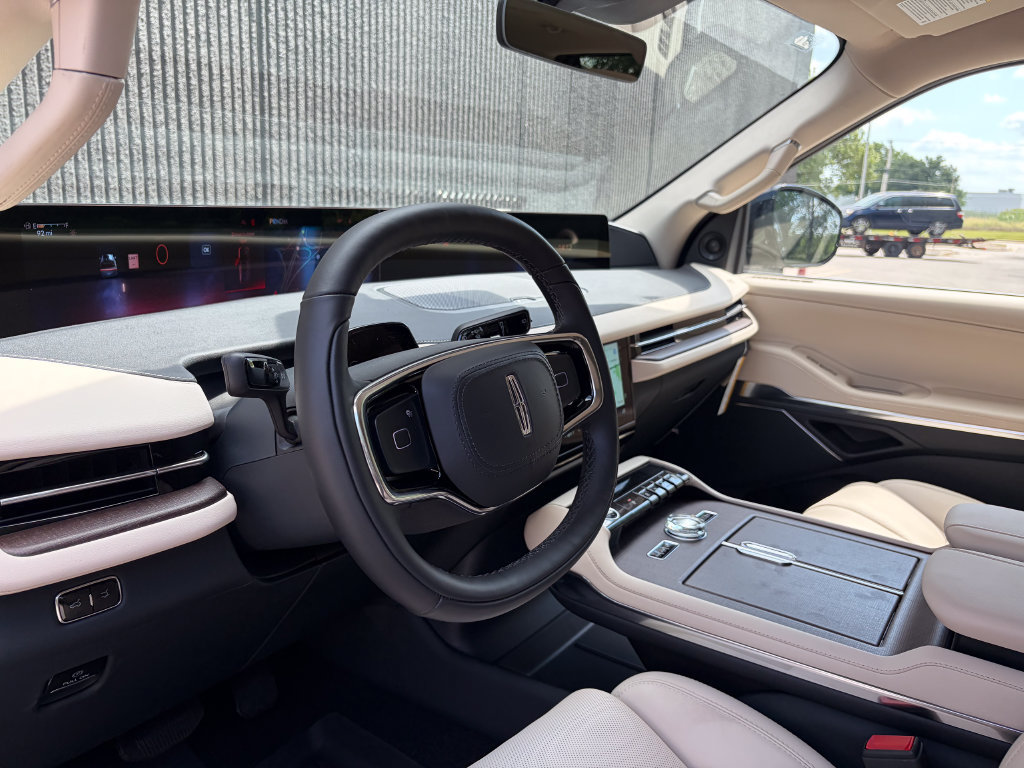New 2027 Lincoln Navigator Premiere AWD/4WD image 11