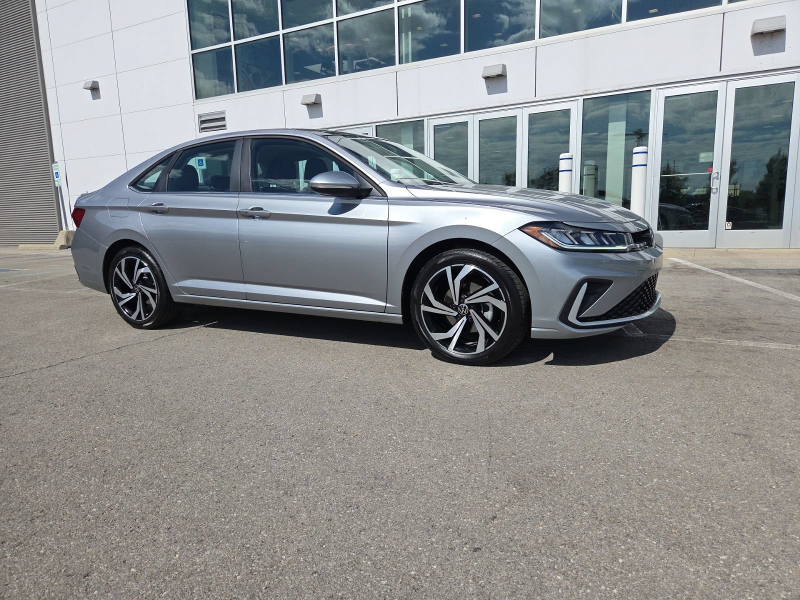 Certified 2025 Volkswagen Jetta SEL FWD image 2