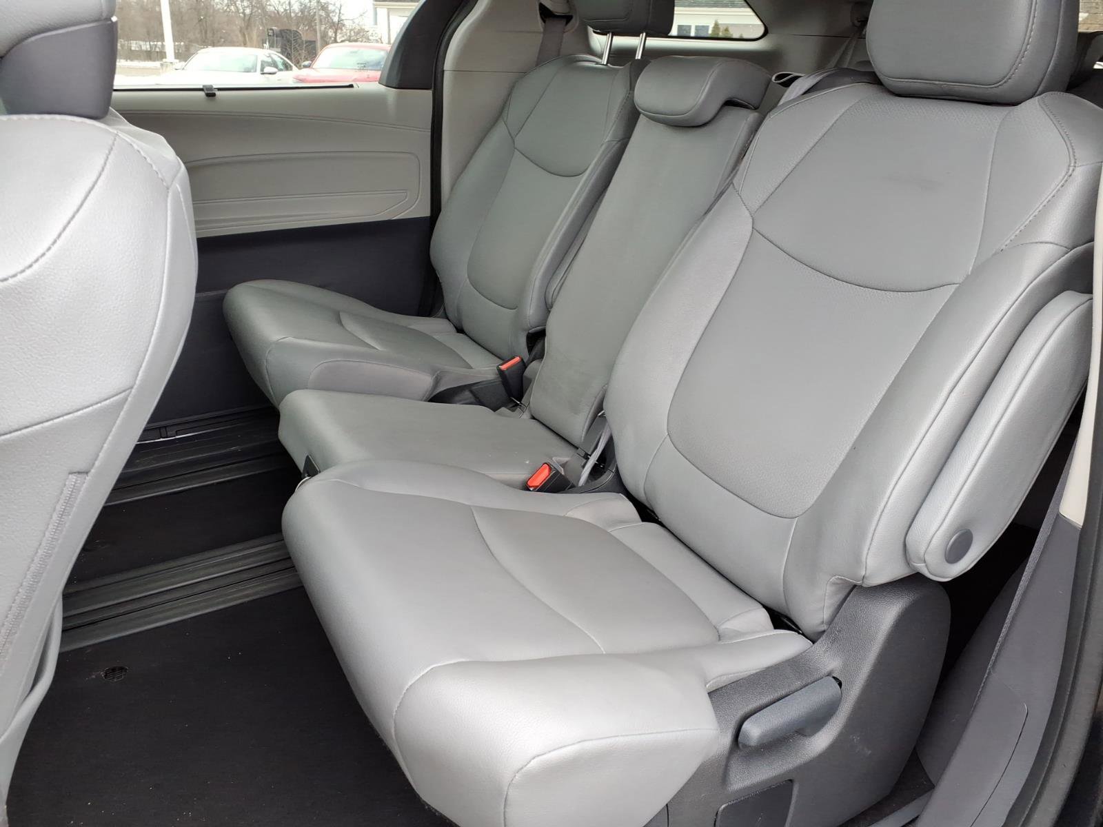 Used 2024 Toyota Sienna XLE image 7