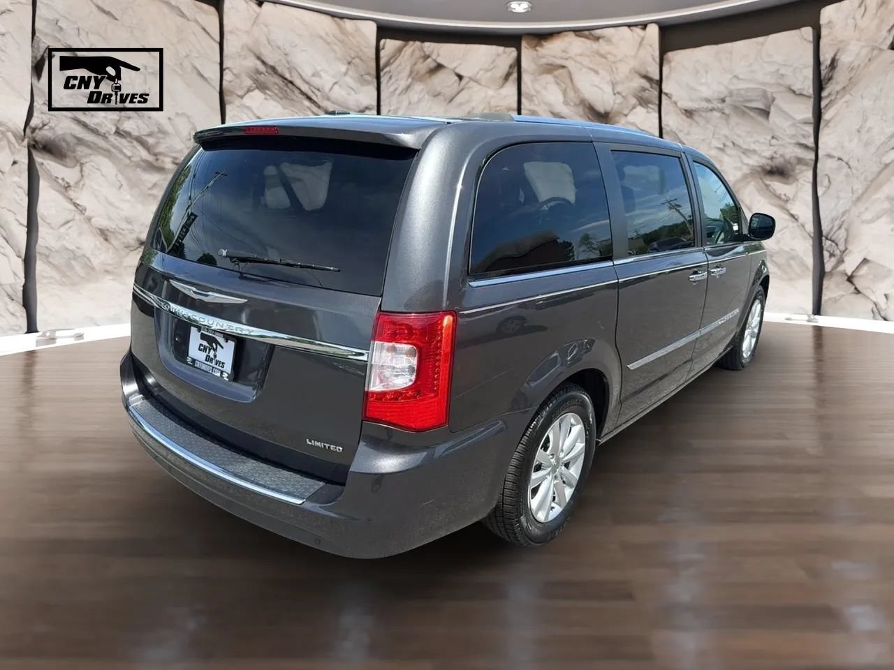 Used 2016 Chrysler Town & Country Limited Platinum FWD image 6