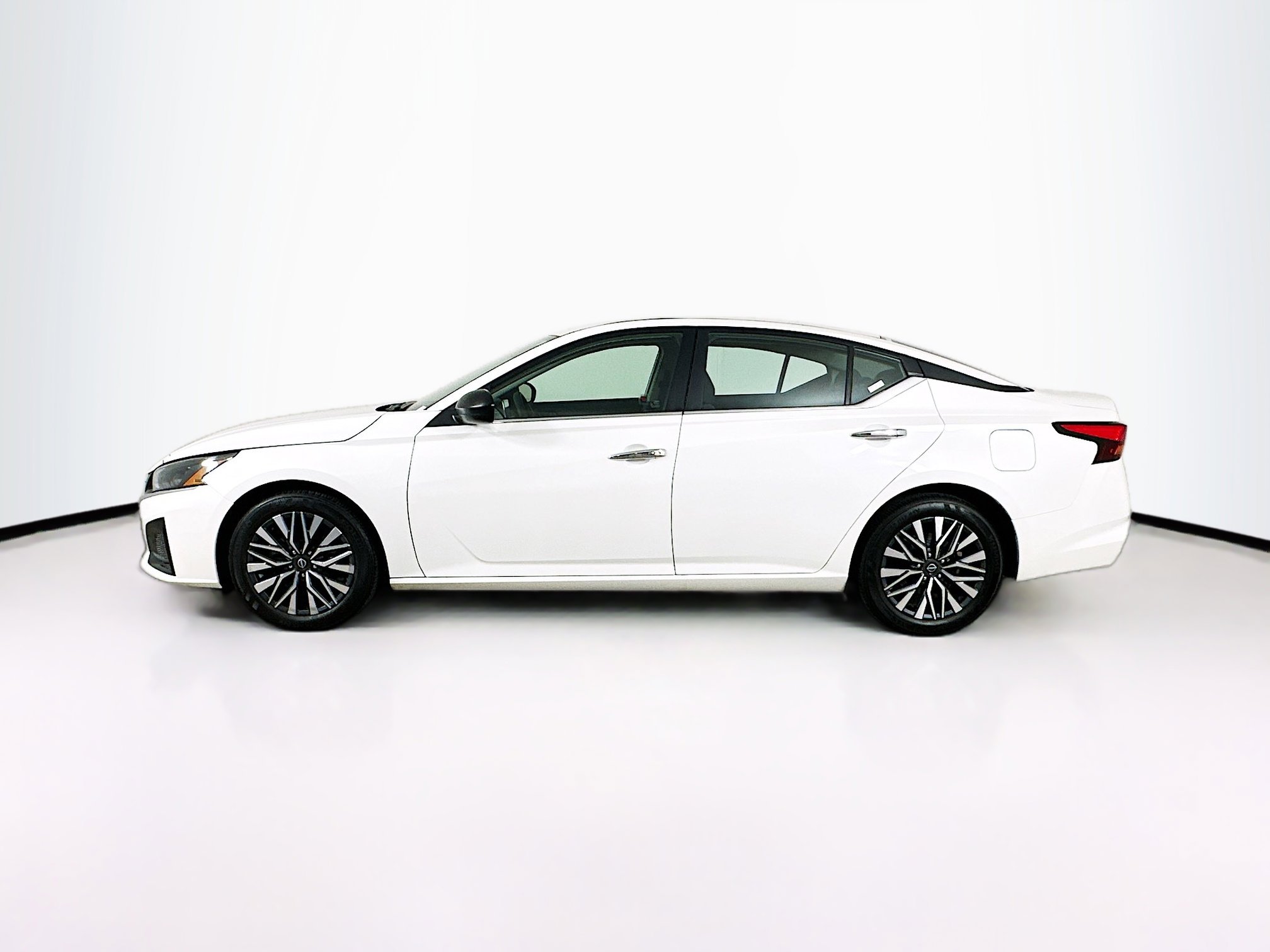 Used 2024 Nissan Altima 2.5 SV image 4