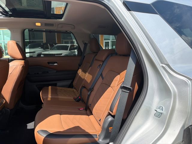 Used 2025 Nissan Pathfinder Platinum w/ Cargo Package image 23