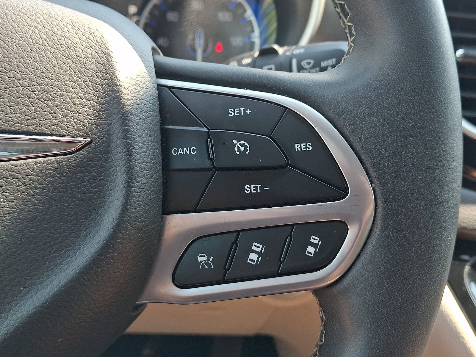 Used 2024 Chrysler Pacifica Touring-L FWD image 19
