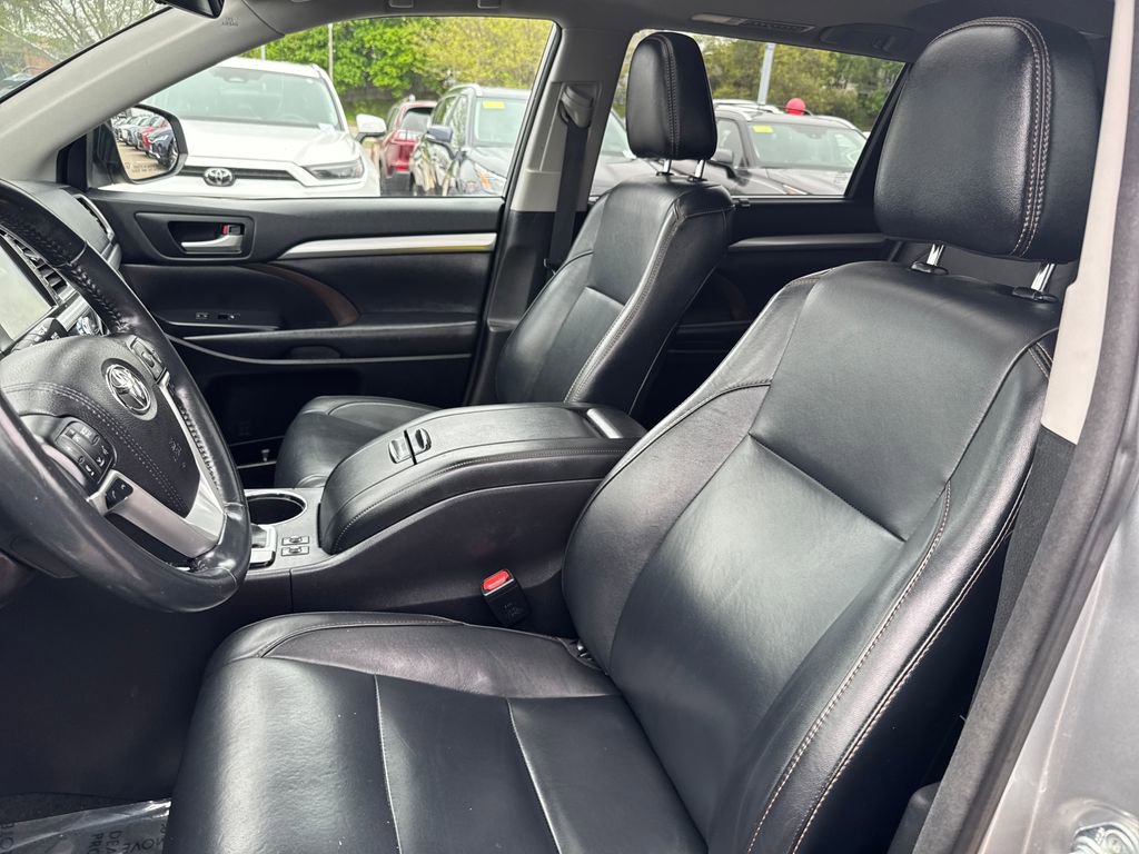 Used 2017 Toyota Highlander XLE AWD/4WD image 16