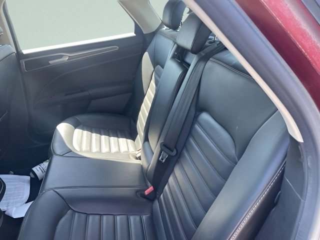 Used 2017 Ford Fusion SE w/ Fusion SE Technology Package image 14