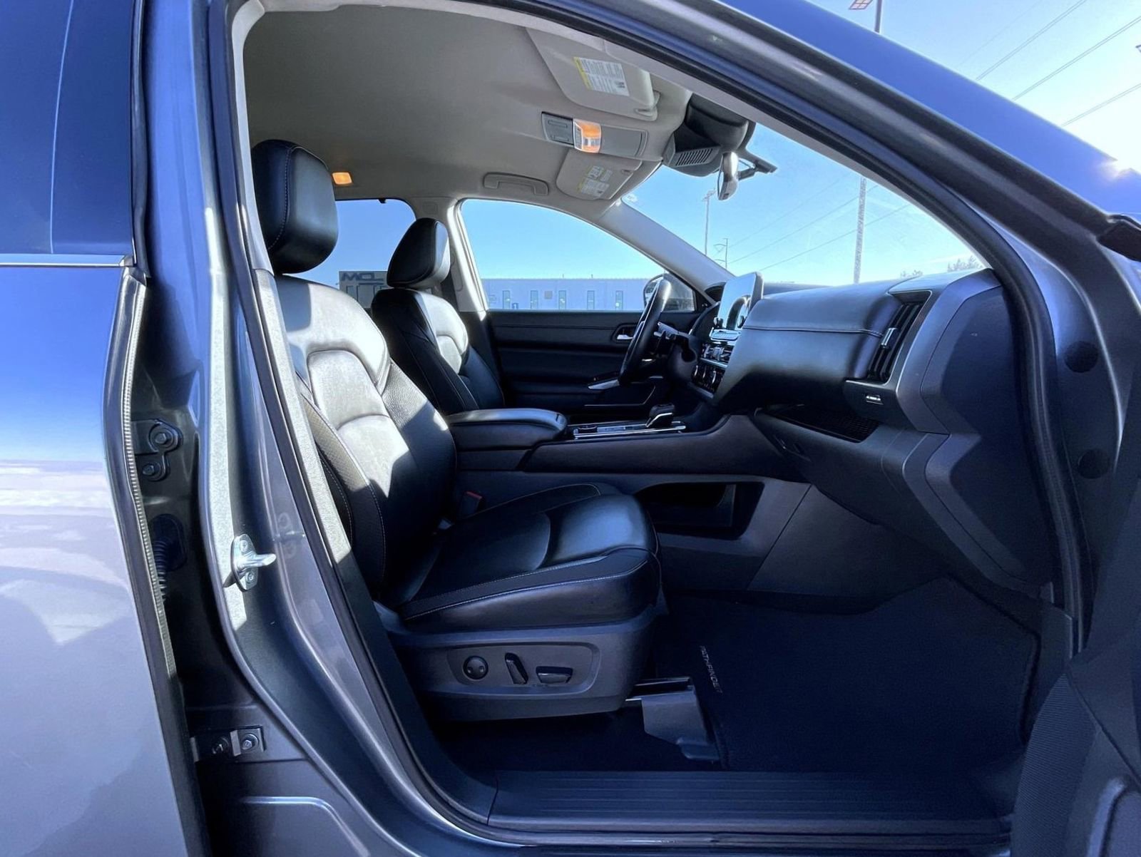 Used 2024 Nissan Pathfinder SL image 16