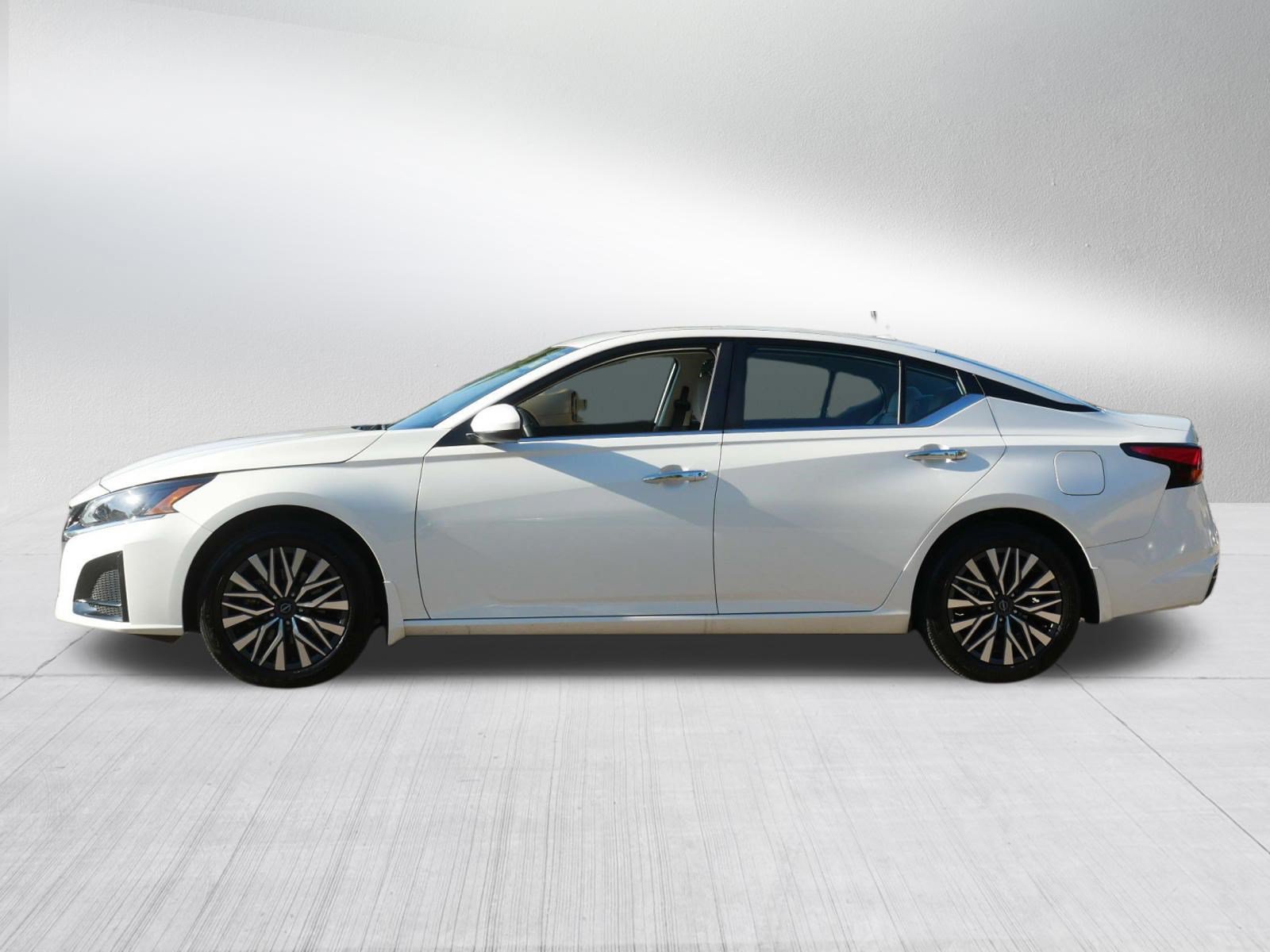 Certified 2024 Nissan Altima 2.5 SV w/ SV Premium Package AWD/4WD image 4