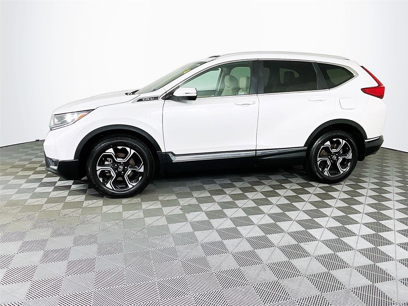Used 2019 Honda CR-V Touring image 4