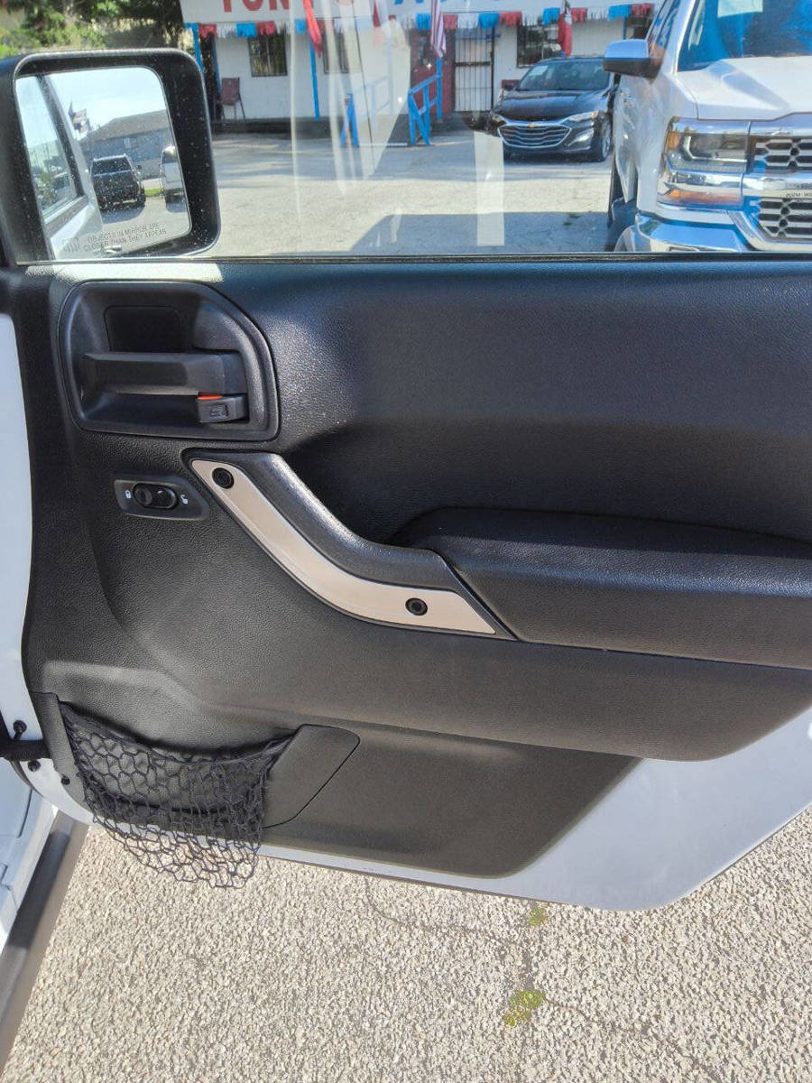 Used 2016 Jeep Wrangler Unlimited Sahara AWD/4WD image 24
