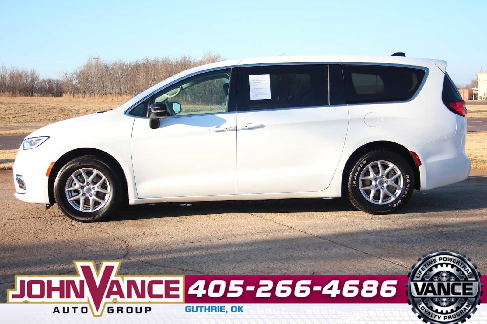 Used 2024 Chrysler Pacifica Touring-L image 5