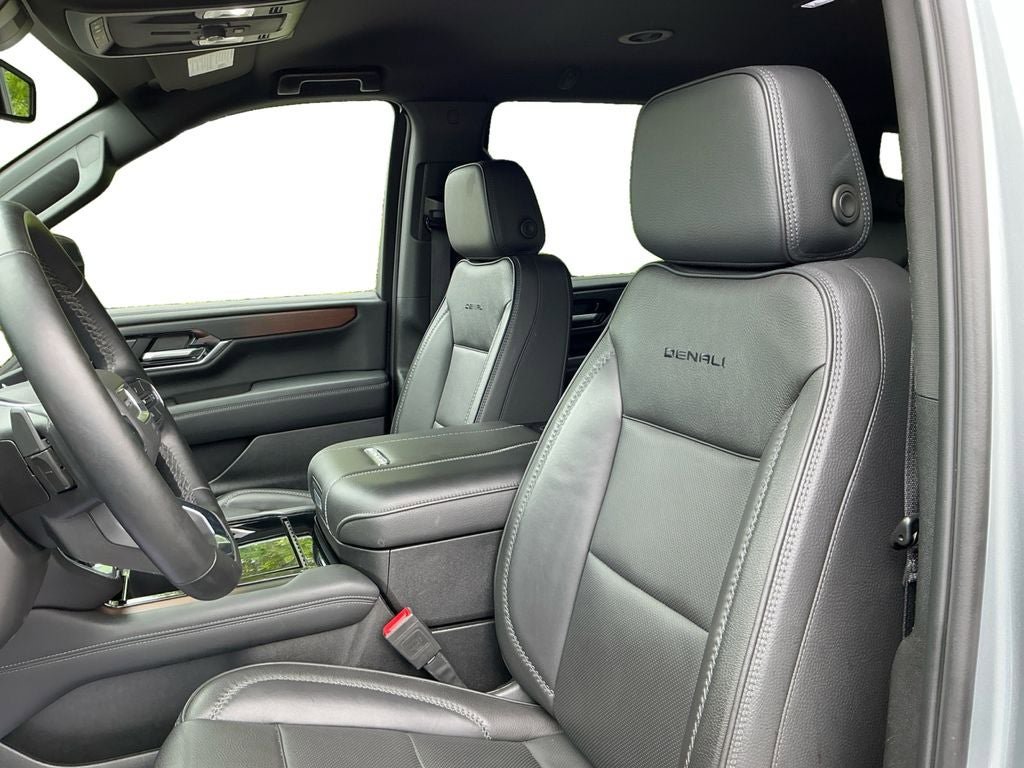 Used 2025 GMC Yukon Denali AWD/4WD image 9