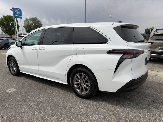 Used 2023 Toyota Sienna LE FWD image 3