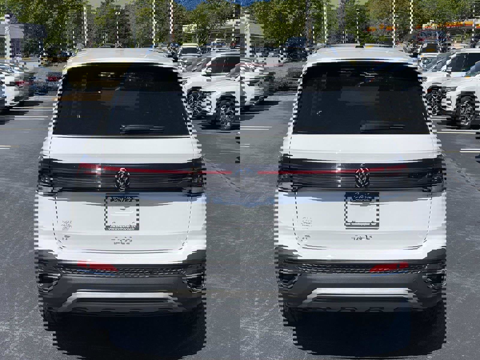 Used 2025 Volkswagen Taos SE w/ Panoramic Sunroof Package FWD image 6