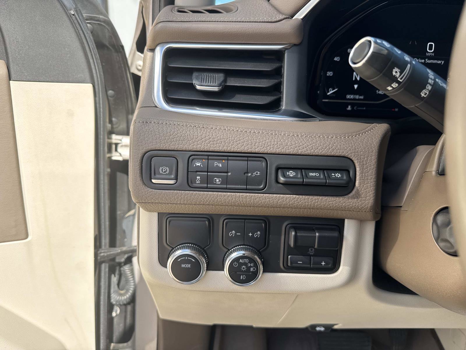 Used 2022 GMC Yukon XL Denali w/ Denali Premium Package image 33