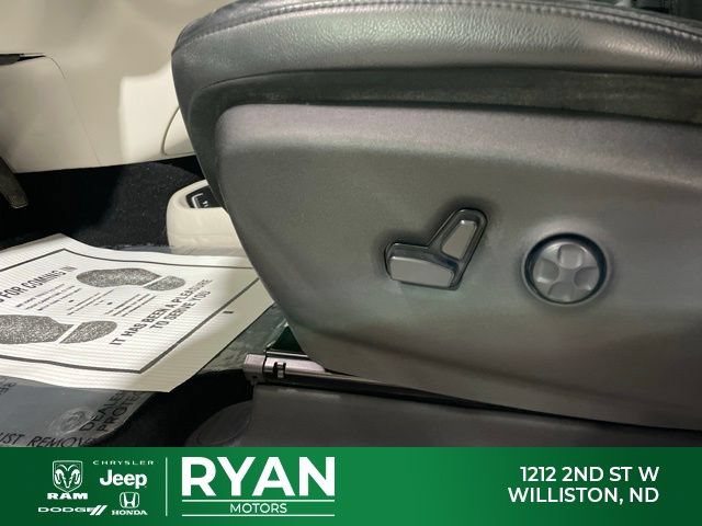 Used 2018 Chrysler Pacifica Touring-L FWD image 33