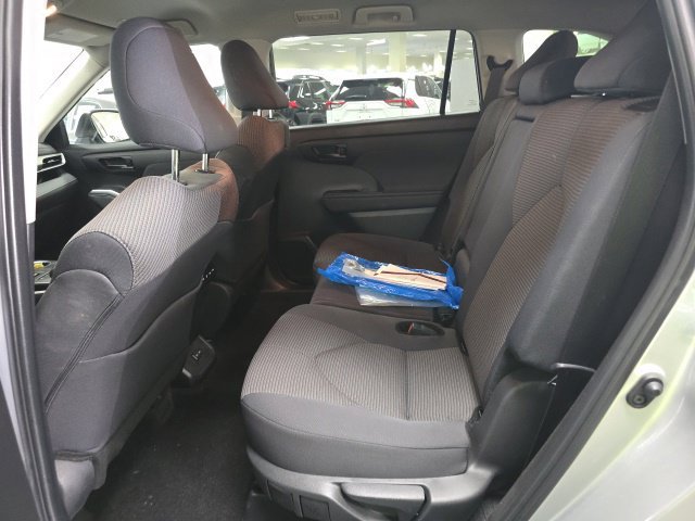 Used 2024 Toyota Highlander LE AWD/4WD image 16