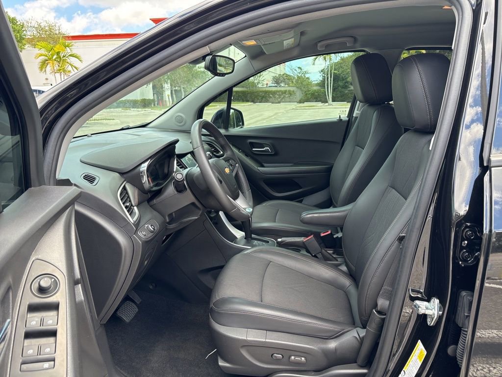 Used 2022 Chevrolet Trax LT w/ Midnight Edition image 11