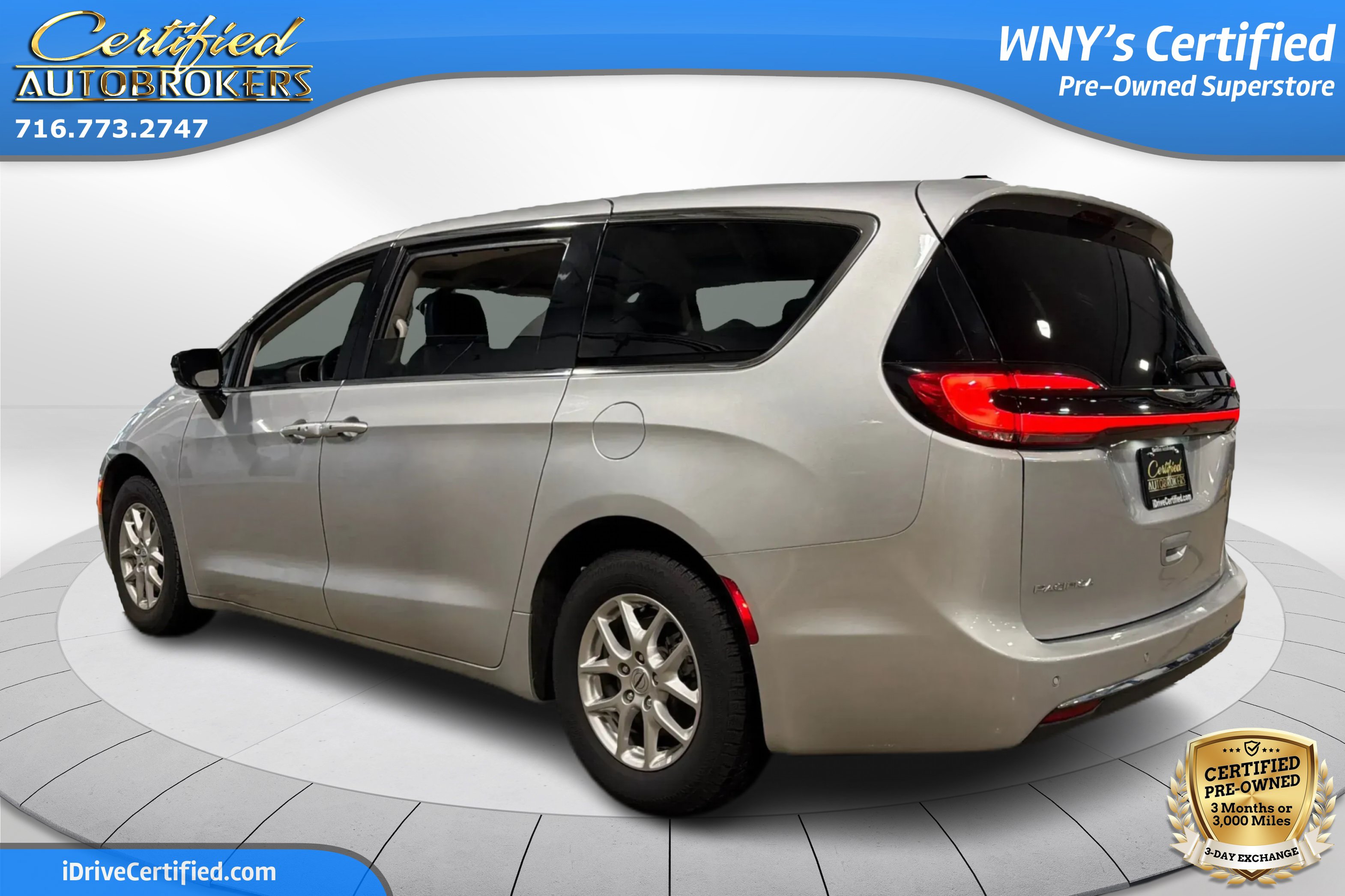 Used 2024 Chrysler Pacifica Touring-L FWD image 8