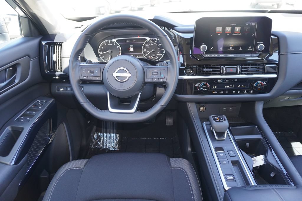 Used 2025 Nissan Pathfinder SV FWD image 14