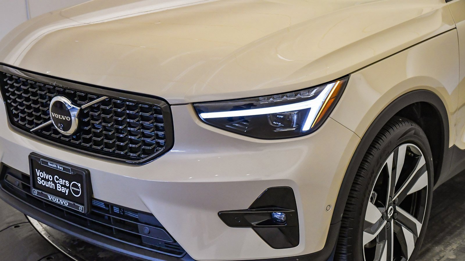 Certified 2025 Volvo XC40 B5 Ultra w/ Climate Package image 8