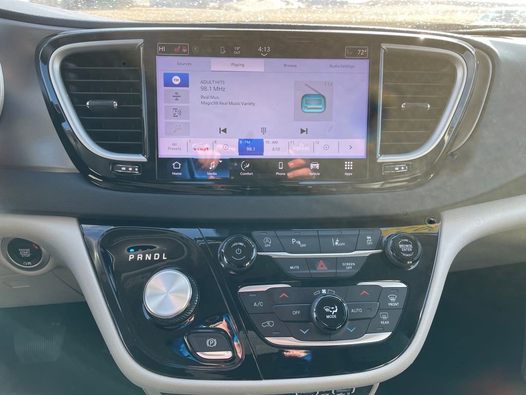 Used 2023 Chrysler Pacifica Touring-L image 14