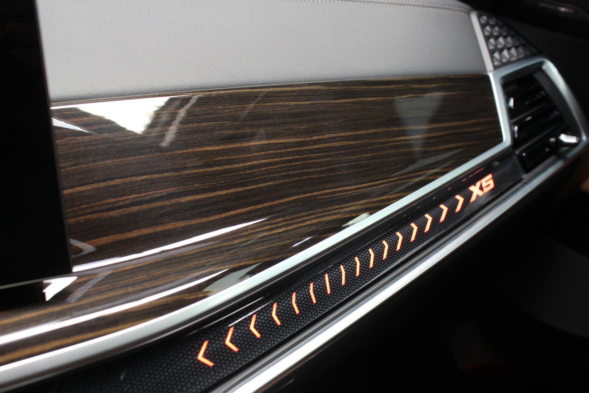 Used 2024 BMW X5 sDrive40i w/ Premium Package image 40