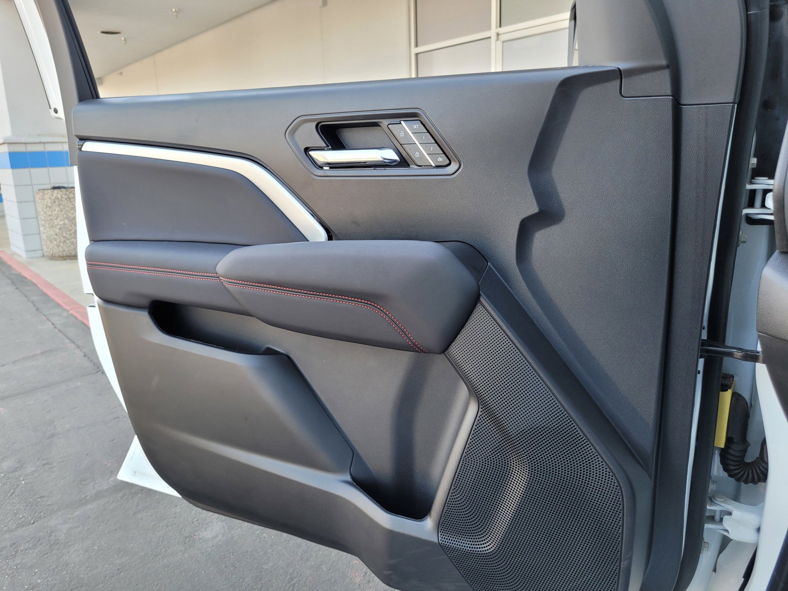 Used 2025 Chevrolet Colorado Z71 w/ Technology Package AWD/4WD image 25