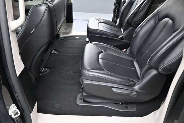 Used 2023 Chrysler Pacifica Touring-L FWD image 16