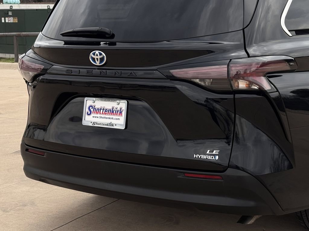 Used 2024 Toyota Sienna LE image 6