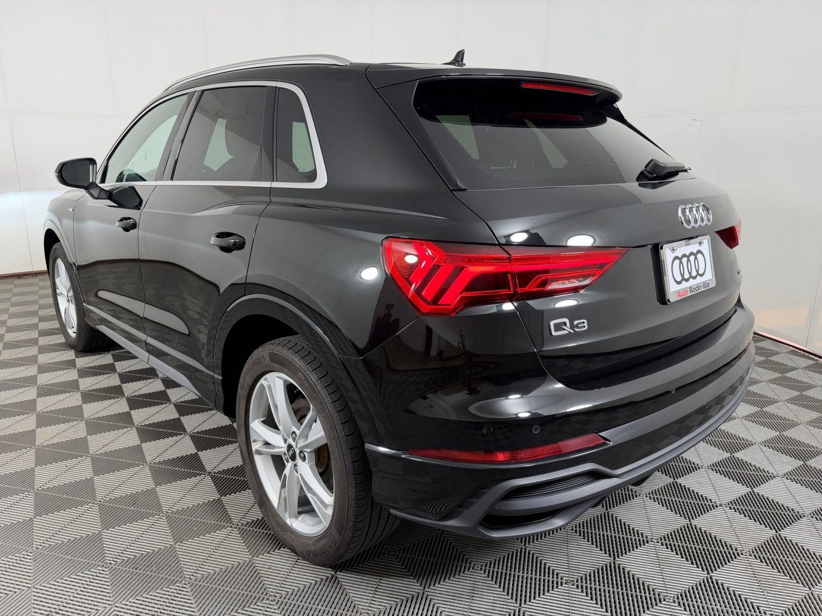 Used 2023 Audi Q3 2.0T Premium Plus w/ Premium Plus Package AWD/4WD image 3