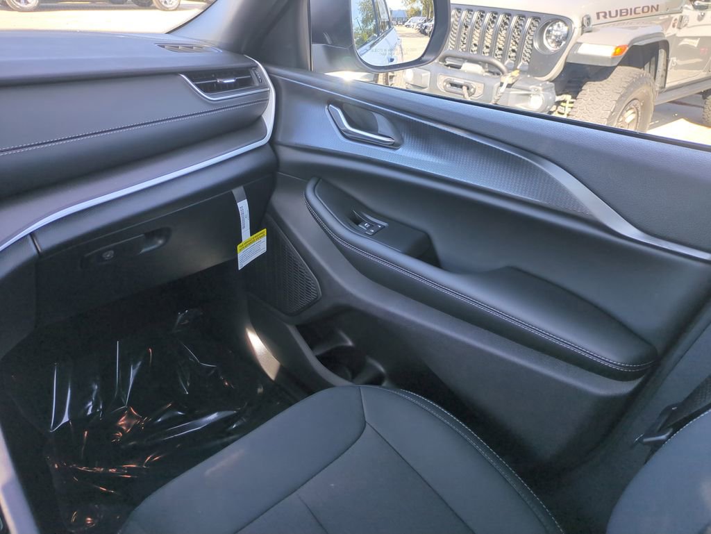 New 2025 Jeep Grand Cherokee Laredo w/ MOPAR Finishing Package RWD image 18