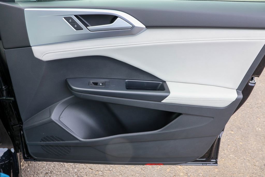 Used 2025 Volkswagen Taos SE image 39