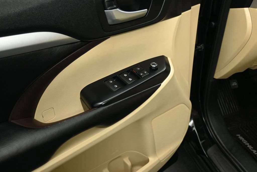Used 2018 Toyota Highlander XLE AWD/4WD image 8