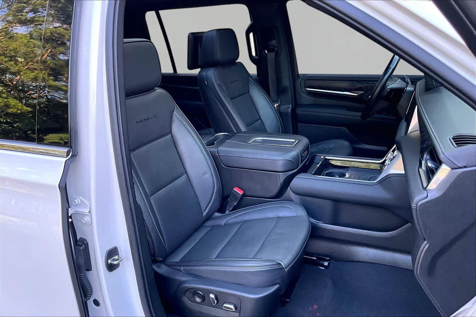 Used 2022 GMC Yukon XL Denali w/ Denali Premium Package RWD image 9